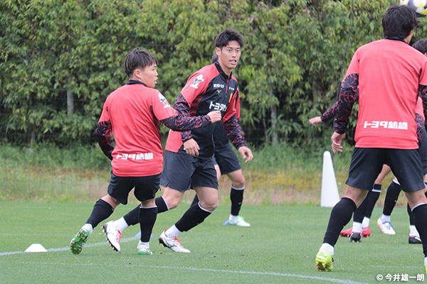 【取材ノート：名古屋】名古屋グランパス四季折々：右でも中でも左でも。どこでも発揮される佐藤瑶大らしさ