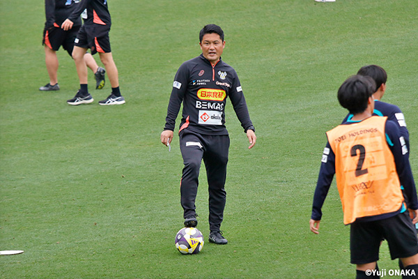 【取材ノート：今治】走り続けるＪ２元年のＦＣ今治。首位相手の惜敗に倉石圭二監督はチームの「ここから」を見る