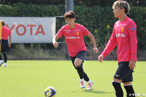 【取材ノート:名古屋】名古屋グランパス四季折々:憧れに近づく目標の達成。佐藤瑶大が放ち始めた“点の取れるセンターバック”としての存在感