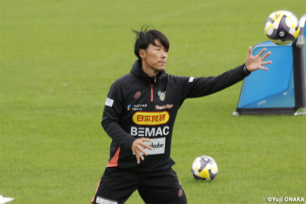 【取材ノート:今治】チームを勝たせるGKを、修行智仁GKコーチは共に目指す