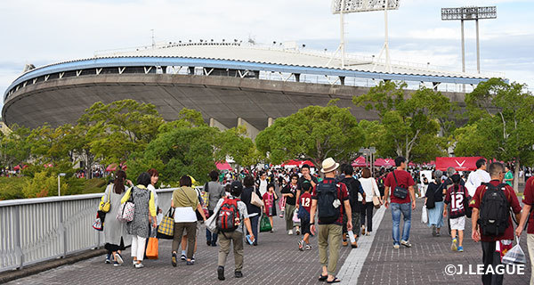 アクセス：神戸総合運動公園ユニバー記念競技場