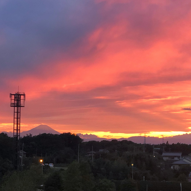 試合後のバックアッパーのコンコースから見えた富士山と夕焼け