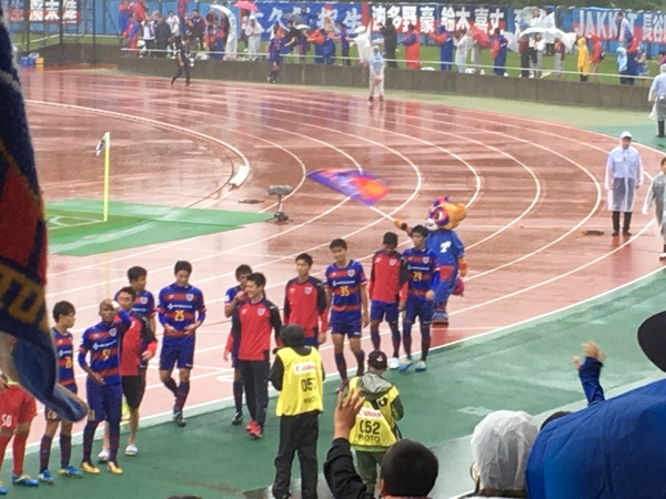 勝利を喜ぶ選手と東京ドロンパ