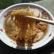 麺屋大河「味噌ラーメン」麺箸上げ