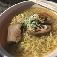 この日は寒かったので塩ラーメンも、あっさりスープが♪