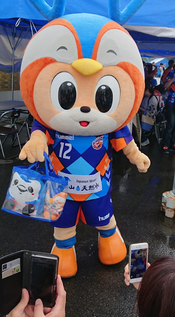 ジンベーニョちゃんのぬいぐるみを見せてくれるヴィヴィくん。