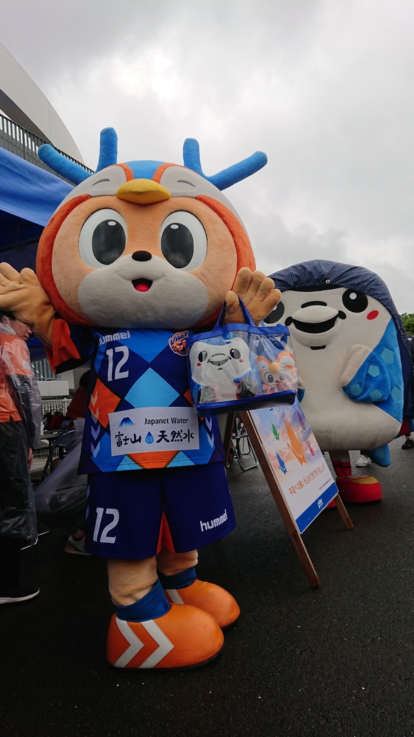 ジンベーニョちゃんも来てくれました！ヴィヴィくんから借りたレインコートが似合ってます♡