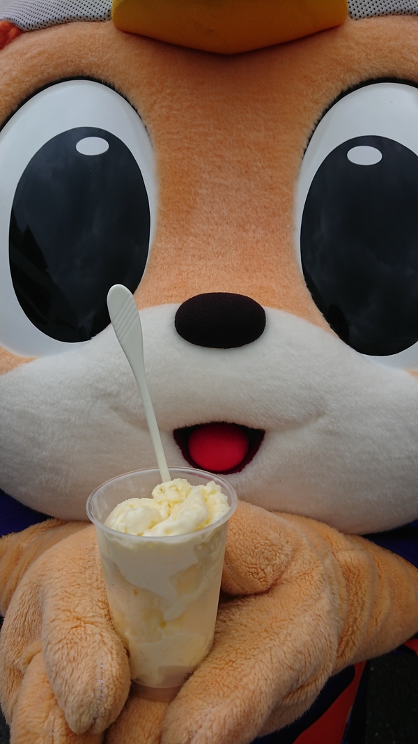 ヴィヴィくんがミルクセーキを手渡ししてくれました。