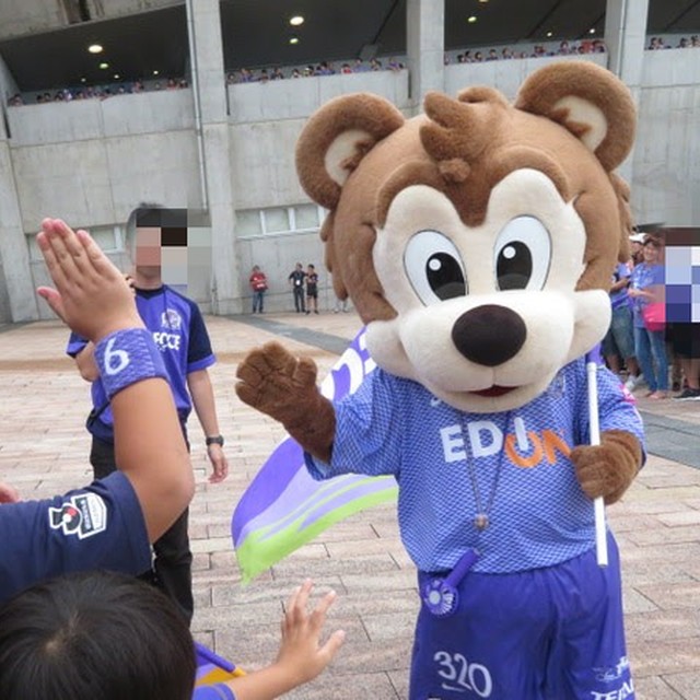 選手バスを待つ間、サンチェさんとハイタッチ！気合いが入ります！！