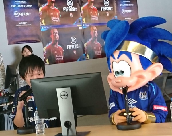 プロプレイヤー青黒豆さんとFIFA20をプレイするボーイ