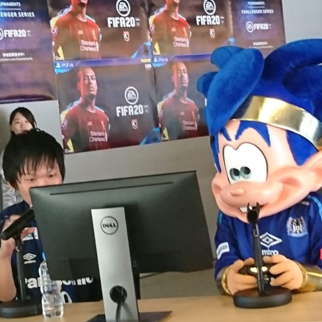 プロプレイヤー青黒豆さんとFIFA20をプレイするボーイ