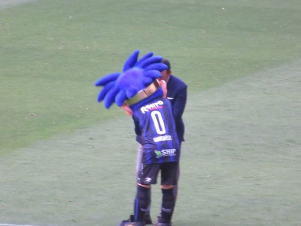 試合後に誰かとご挨拶してますね。