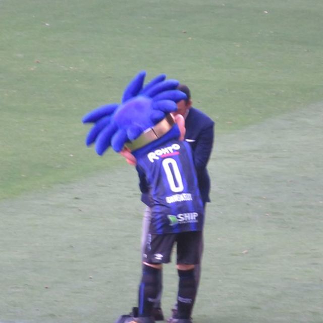 試合後に誰かとご挨拶してますね。