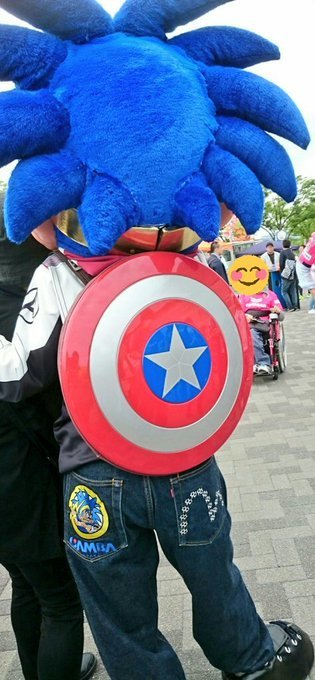 後ろには盾?
キャプテンなんとか?
詳しい人～(;'∀')