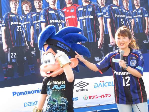なにやらサンバイザーに注目してもらいたい様子。