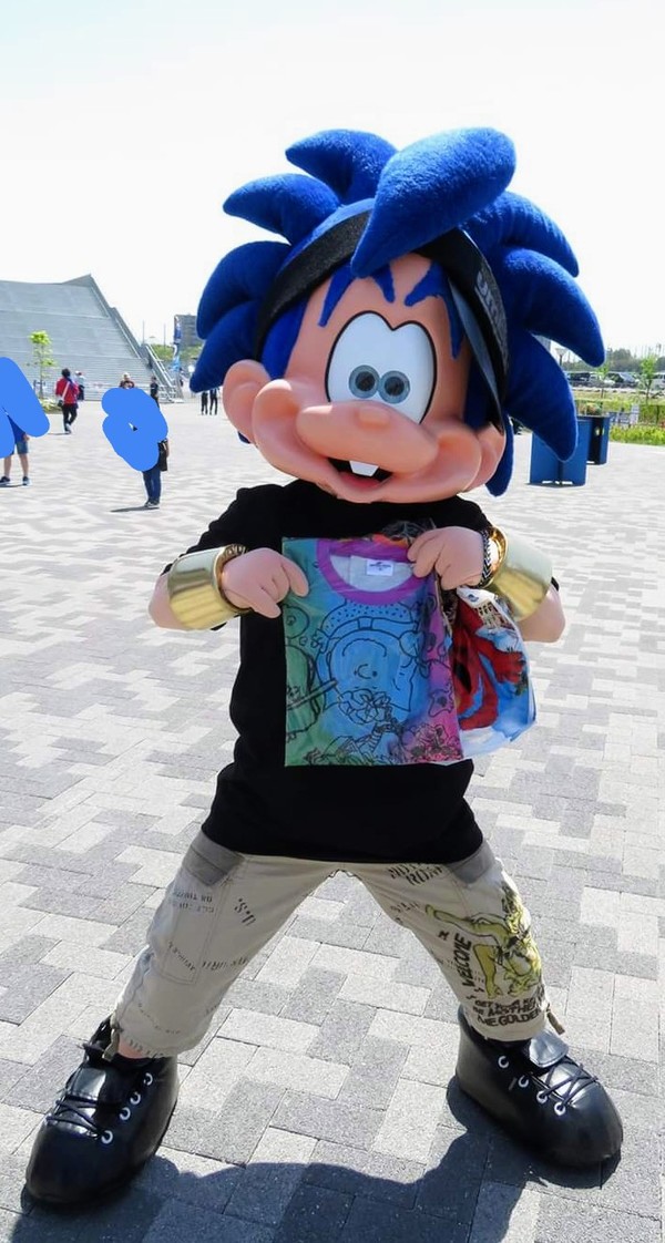 ボーイだから多少無理しても着こなしてくれるだろうと
かなりカラフルなTシャツを貢ぎました。
