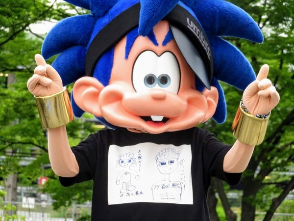 似てるかどうかはあれとしてこれを嬉々として着てるボーイ。