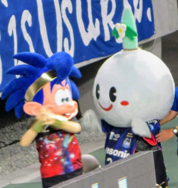 ハーフタイムの周回時、ゴール裏あたりですいたんとのいちゃいちゃが繰り広げられるます。