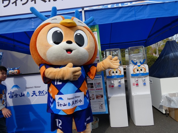 ウォーターサーバーをアピールするヴィヴィくん