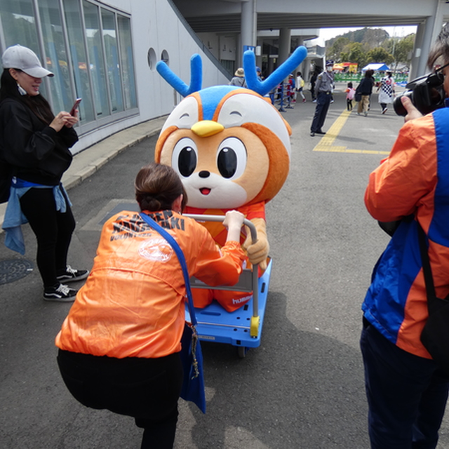 スタジアム内の移動は台車です！