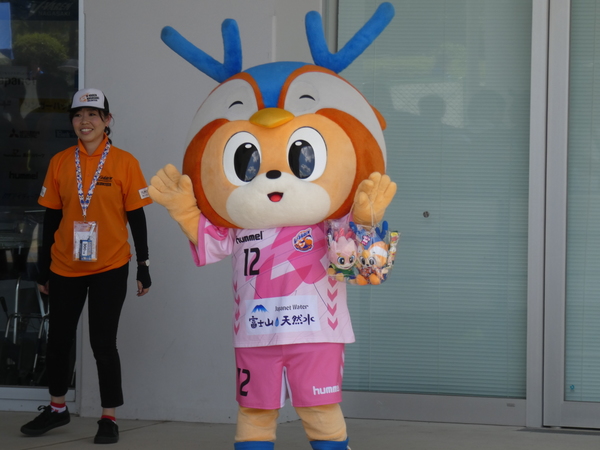今日は岐阜戦！
ギッフィーのぬいぐるみを持って登場するヴィヴィくん