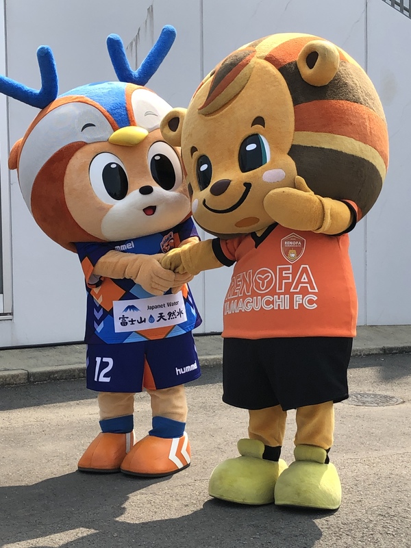レノ丸くんの手をギュッとするヴィヴィくん