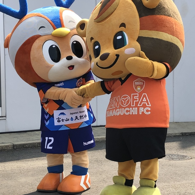 レノ丸くんの手をギュッとするヴィヴィくん