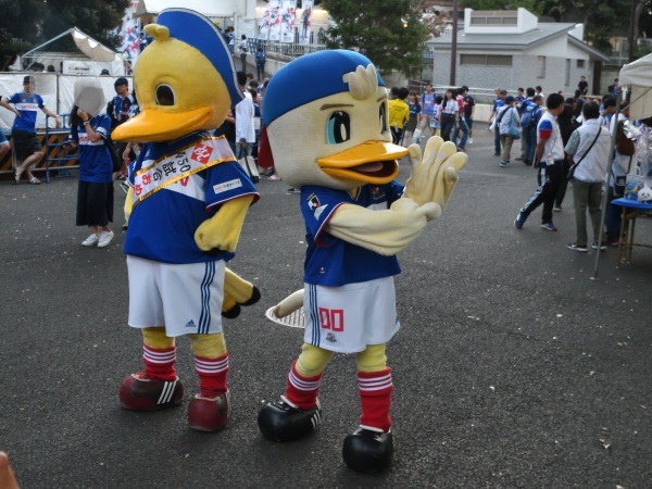 450試合をアピールするマリノスケ