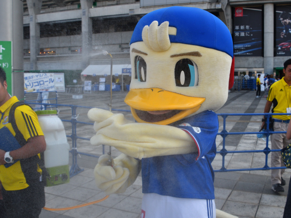 サポーターにミストを噴射するマリノスケ