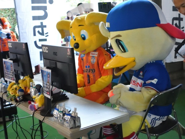ゲームに夢中なマリノスケ