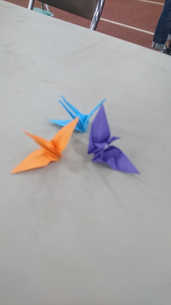 ブルーはヴィヴィくんが折った折り鶴
紫はヴァンくんが折った折り鶴
オレンジはアテンドのお姉さんが見本に折った折り鶴