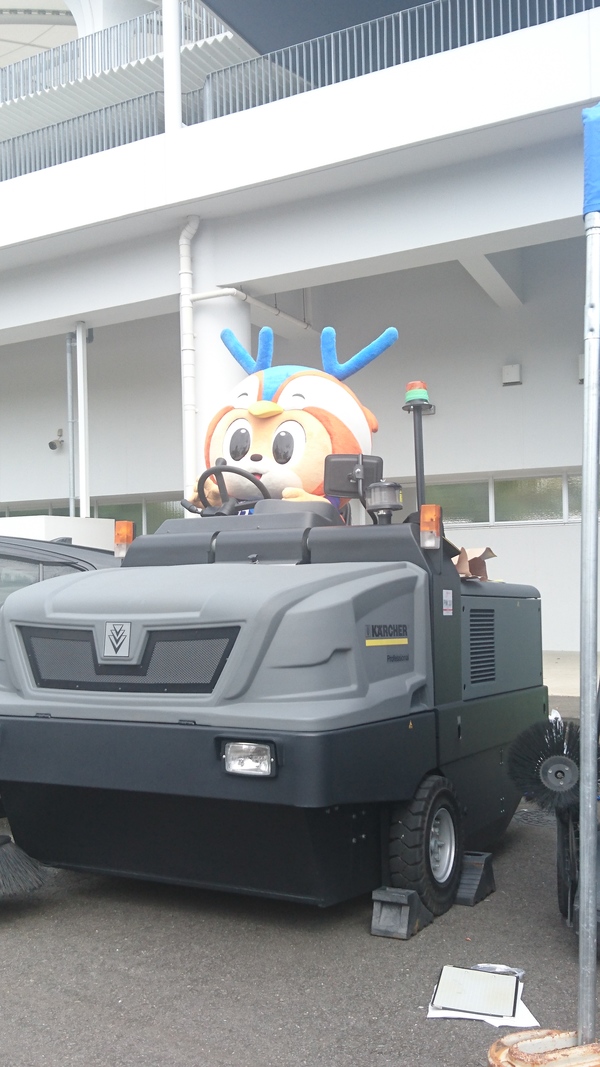 戦車みたいな大型掃除機に乗るヴィヴィくん