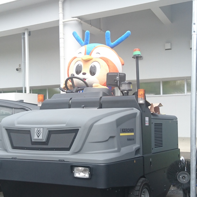 戦車みたいな大型掃除機に乗るヴィヴィくん