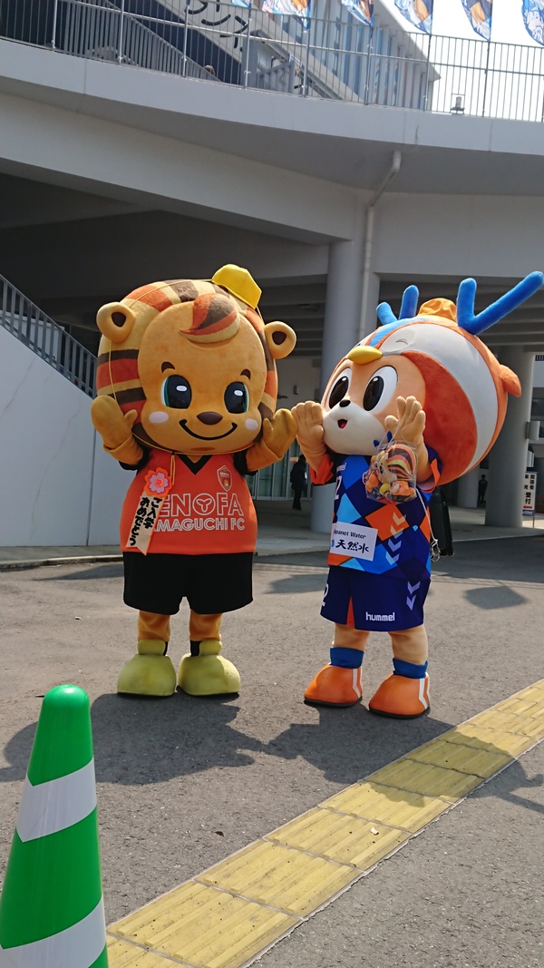 レノファ山口のレノ丸くんと。