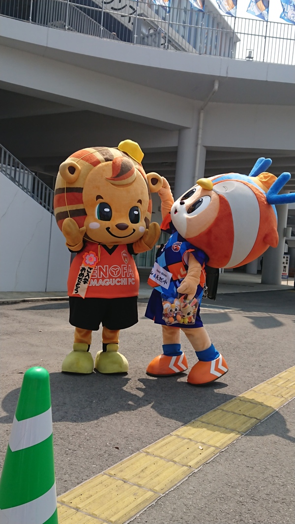 レノ丸くんの帽子が気になるヴィヴィくん