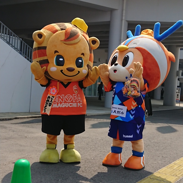 レノファ山口のレノ丸くんと。