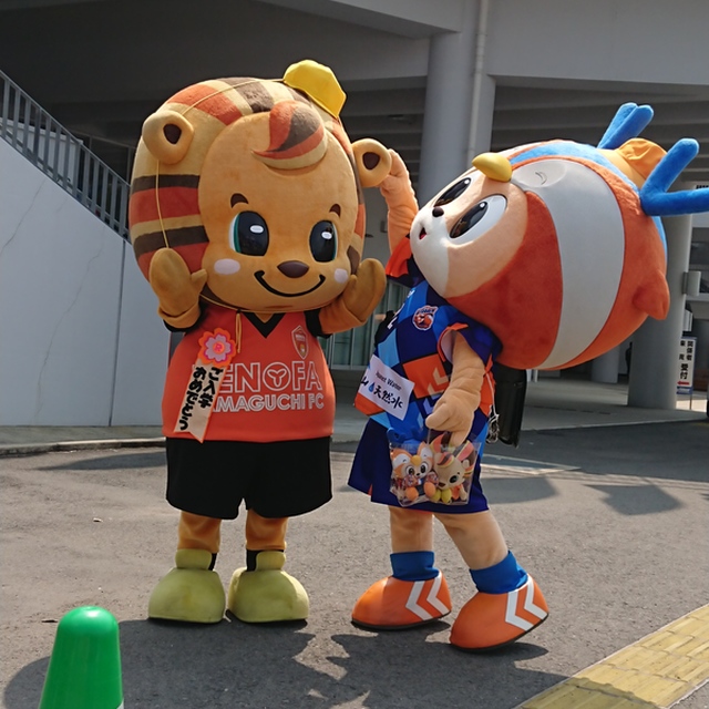 レノ丸くんの帽子が気になるヴィヴィくん