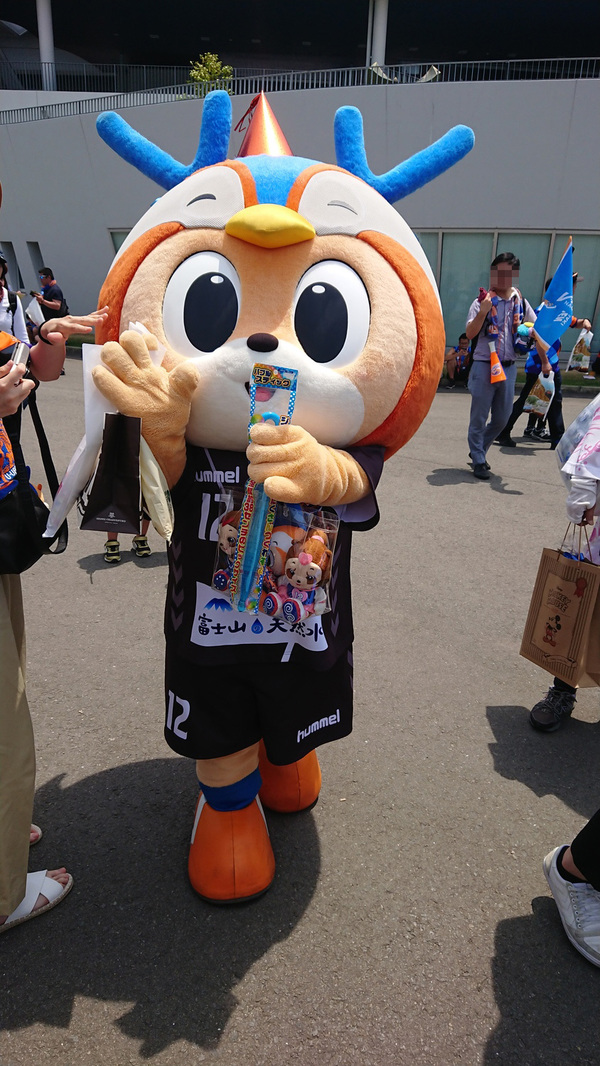 バッグにはヴォル太くんとティスちゃん
