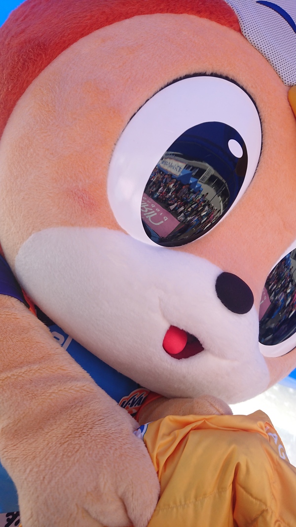イベントお手伝いの為、ヴィヴィくんがお布団を掛けてくれました。おめめには沢山のサポーターの姿が。