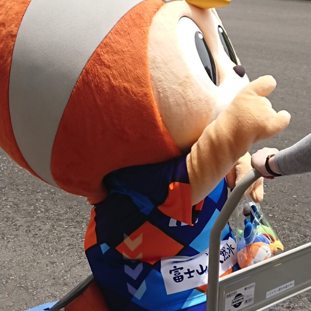 これは台車がぶつかってお姉さんにちょっとクレーム言ってるヴィヴィくん。