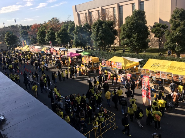 ホームゴール裏の広場にはフードとイベントのブースがあります。アウェイサポの皆さんは入れないのですが。。