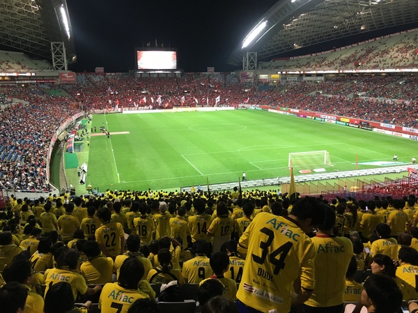 アウェイゴール裏最上部からの眺め。6万人収容の専スタとは思えないピッチの近さと迫力！