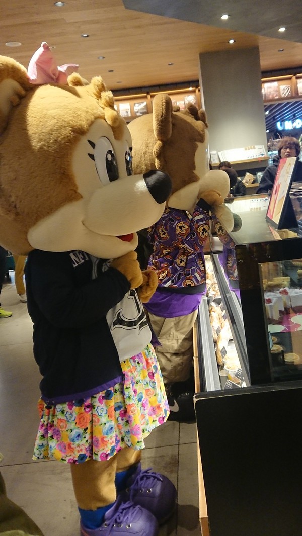 ス バでもちゃんと並んで買いますサンチェさんとフレッチェちゃん By きちた エディオンスタジアム広島 サンフレッチェ広島 Js Link スタジアムナビ
