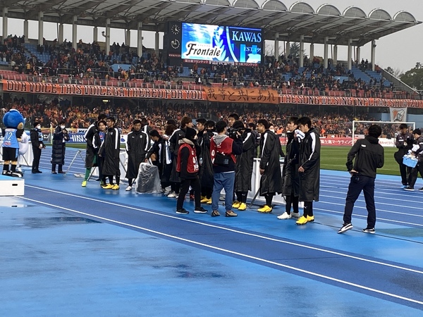 試合後 選手に声をかけながら見送る By お皿さん 等々力陸上競技場 川崎フロンターレ Js Link スタジアムナビ