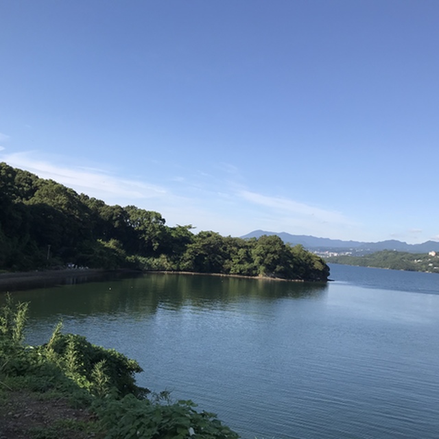 長崎市内から諫早まで電車で、弓なりの湾(大村湾)を満喫