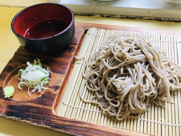 松本駅1番ホームの駅そば「山野草」のもりそば（600円）
