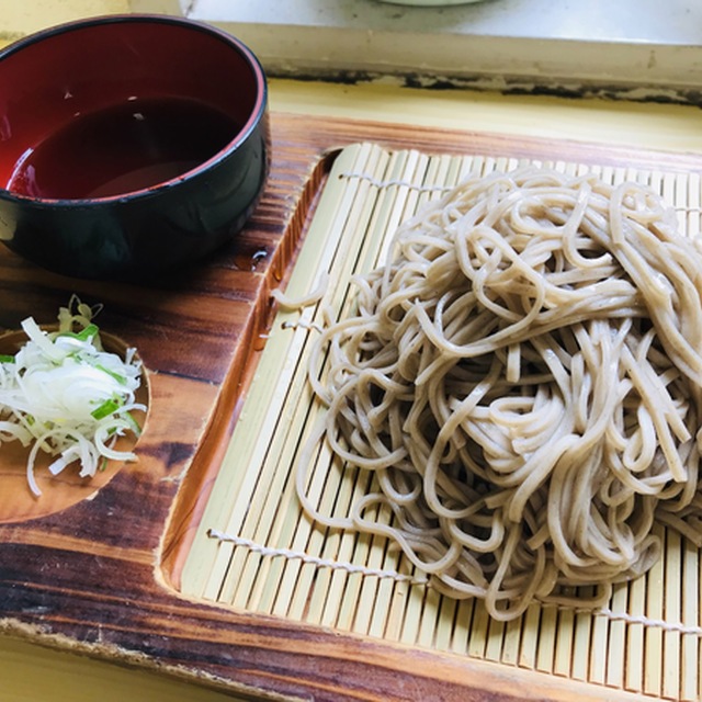 松本駅1番ホームの駅そば「山野草」のもりそば（600円）