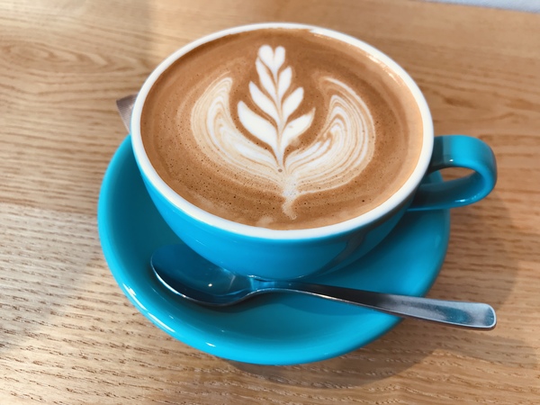街中のコーヒースタンドで休憩。日曜も営業しているのが嬉しい。ラテ、おいしかったです。