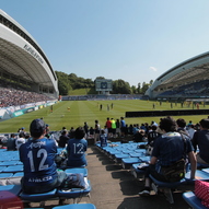 勾配が低いのは残念だが緑も多く風が心地よいスタジアムでビール片手に観戦が最高！