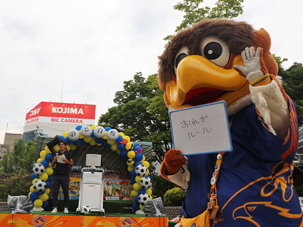 ベガッ太さんが「ベガサポカラオケのど自慢」企画で審査員を務めるにあたり、その意気込みを表明いたしました。（注：奥、壇上は司会の平瀬智行クラブコーディネーター）